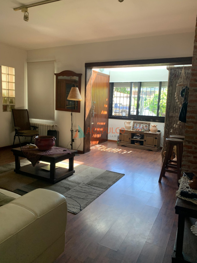 Casa Ref.4630 - Casa en Venta 4 Dormitorios, 3 baños, fondo con Piscina y Parrillero.