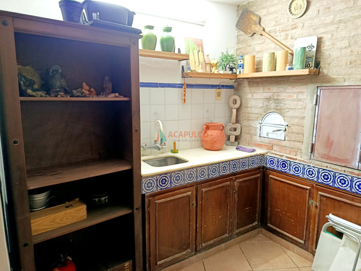 Casa ID.4630 - Casa en Venta 4 Dormitorios, 3 baños, fondo con Piscina y Parrillero.