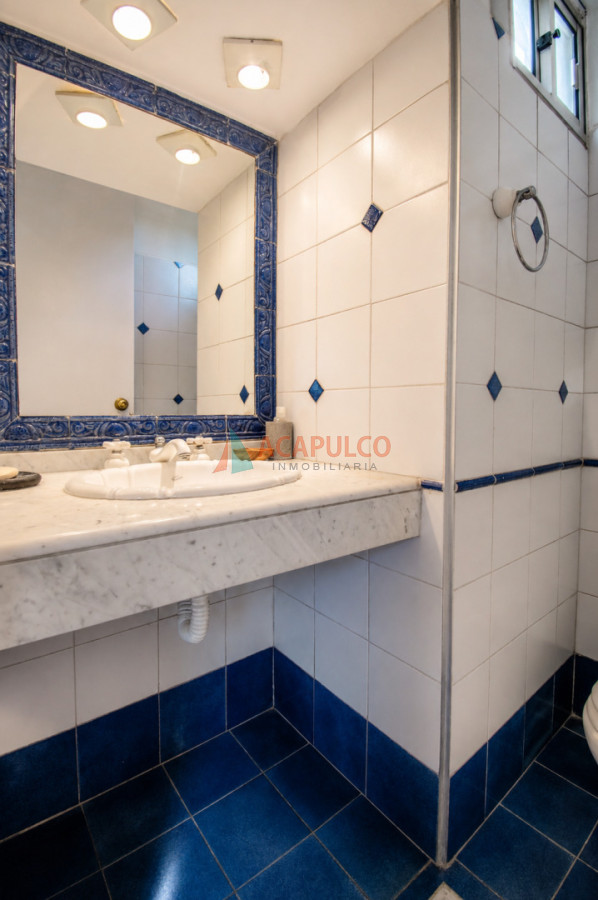 Casa ID.6515 - Alquiler casa 2 o 3 dormitorios en Carrasco, 2 cocheras, amoblada