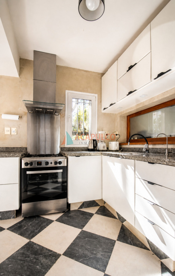 Casa ID.6529 - Venta casa 5 dormitorios, 4 baños en Carrasco, cancha de futbol, piscina, barbacoa, 4 cocheras