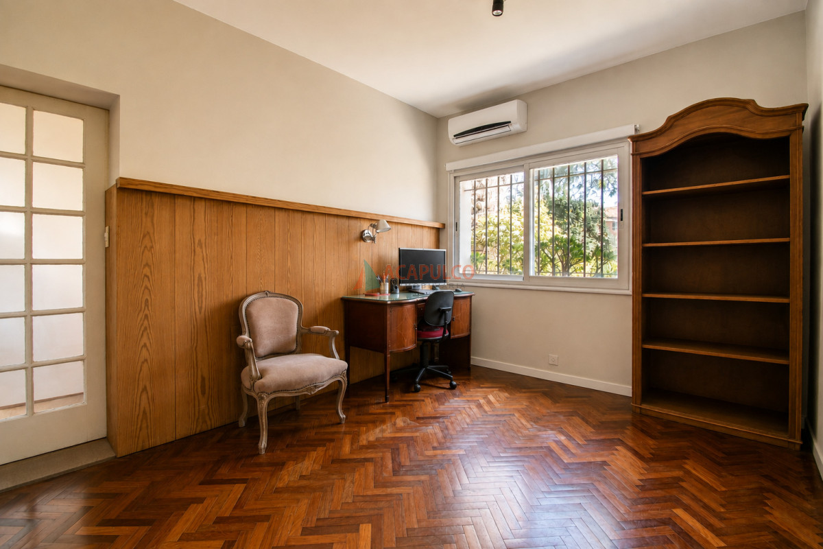 Apartamento ID.6528 - Venta casa 5 dormitorios, 4 baños en Carrasco Sur, piscina, barbacoa, cocheras y cancha de futbol