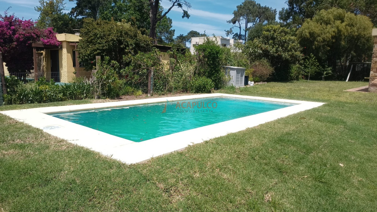 Casa Ref.4489/Casa-de-3-dormitorios-y-piscina-en-Cantegril---Punta-del-Este - Casa de 3 dormitorios y piscina en Cantegril - Punta del Este