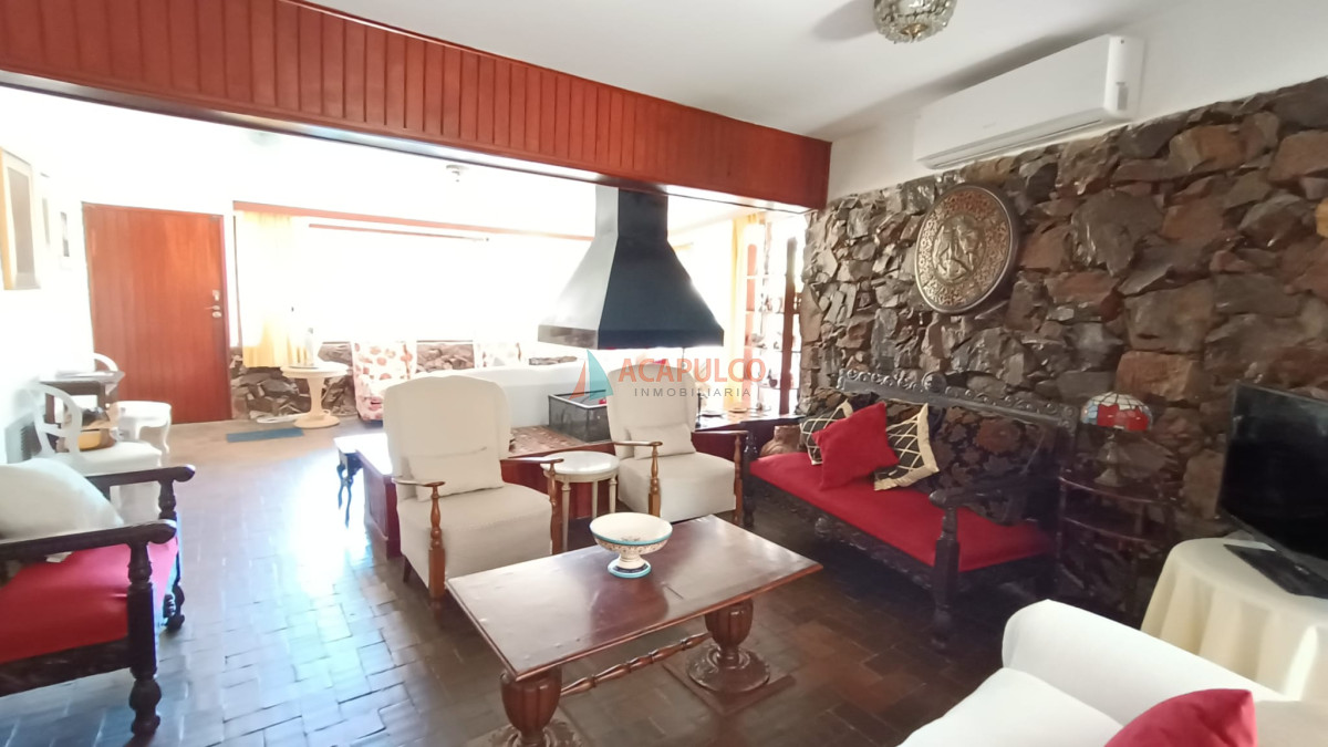 Casa Ref.2445/CASA-A-METROS-DEL-MAR---Alquiler-de-temporada---3-dormitorios-2-baños---fondo-parrillero--Punta-del-Este - CASA A METROS DEL MAR - Alquiler de temporada - 3 dormitorios 2 baños - fondo parrillero -Punta del Este