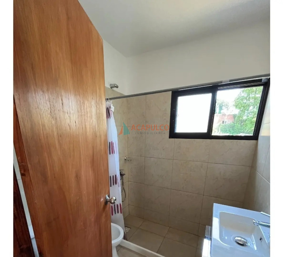 Casa Ref.4576 - Casa en Venta - Cantegril - Punta Este - 4 dormitorios y 3 baños - piscina climatizada 