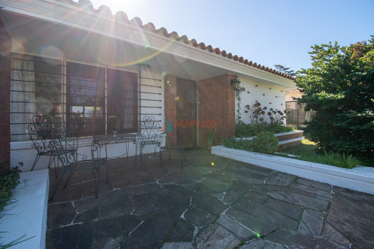 Casa Ref.6145 - Venta casa 3 dormitorios garaje y fondo en Atlántida