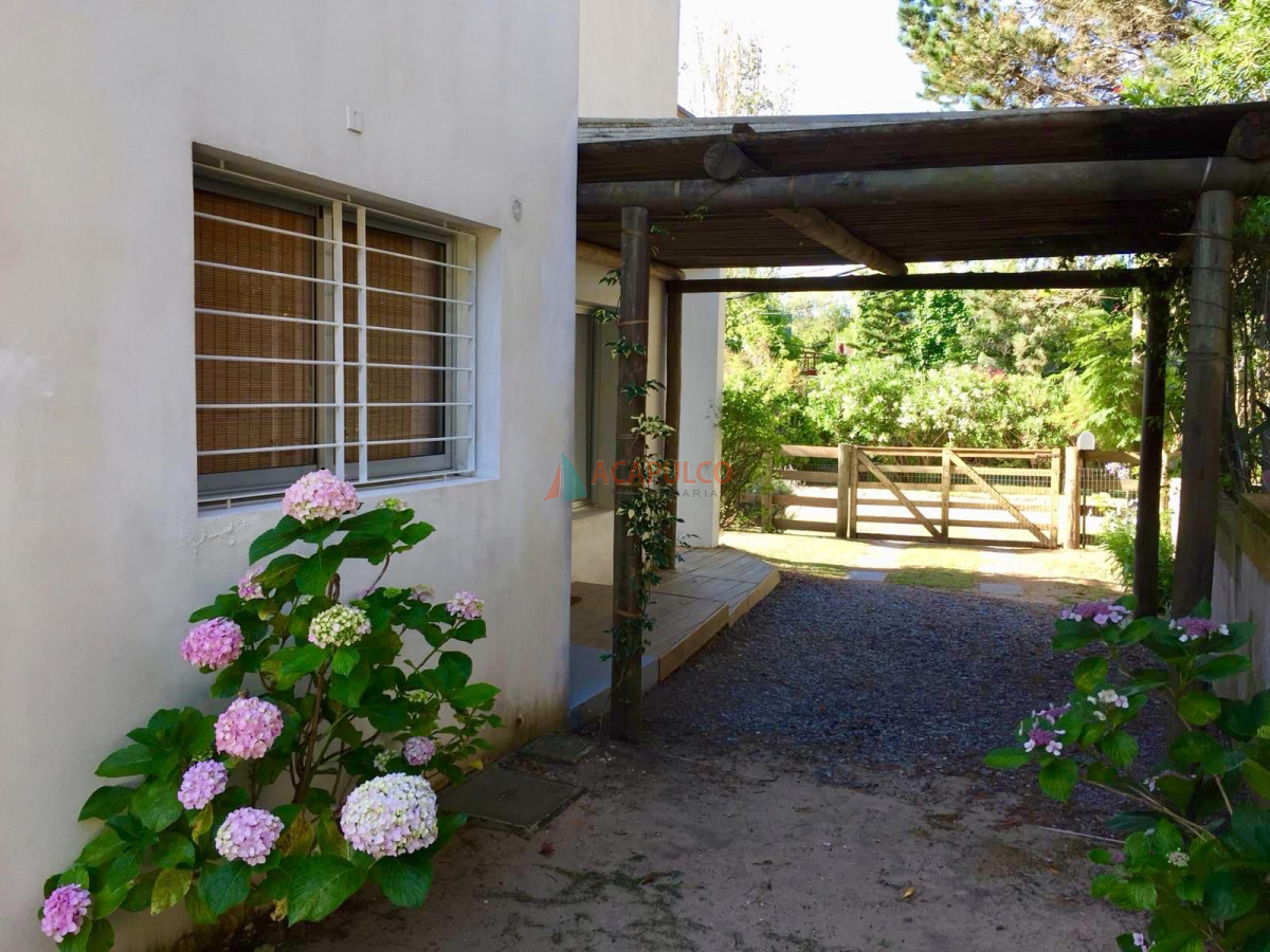 Casa Ref.2749/ALQUILER-EXCELENTE-PROPIEDAD-LA-BARRA-3-dormitorios-Aire-acondicionado-alarma- - ALQUILER EXCELENTE PROPIEDAD LA BARRA 3 dormitorios Aire acondicionado alarma 