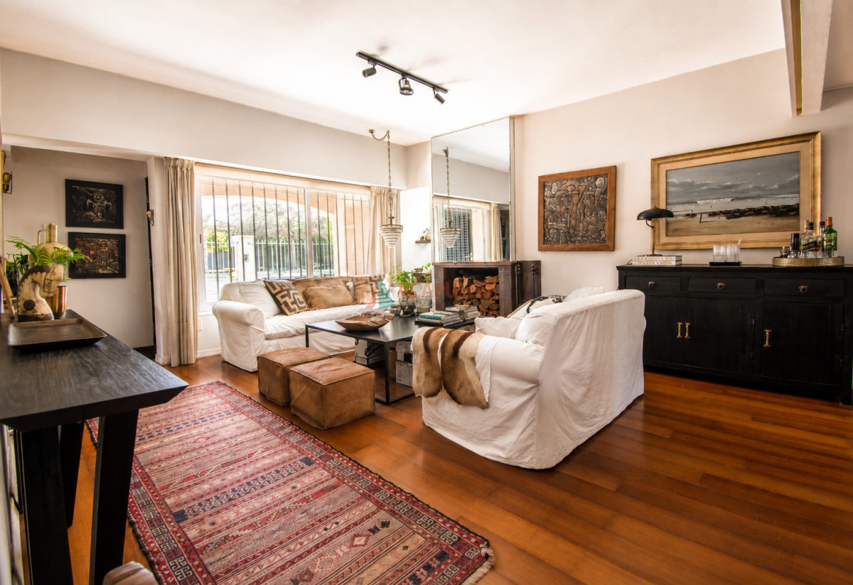 Casa ID.6529 - Venta casa 5 dormitorios, 4 baños en Carrasco, cancha de futbol, piscina, barbacoa, 4 cocheras