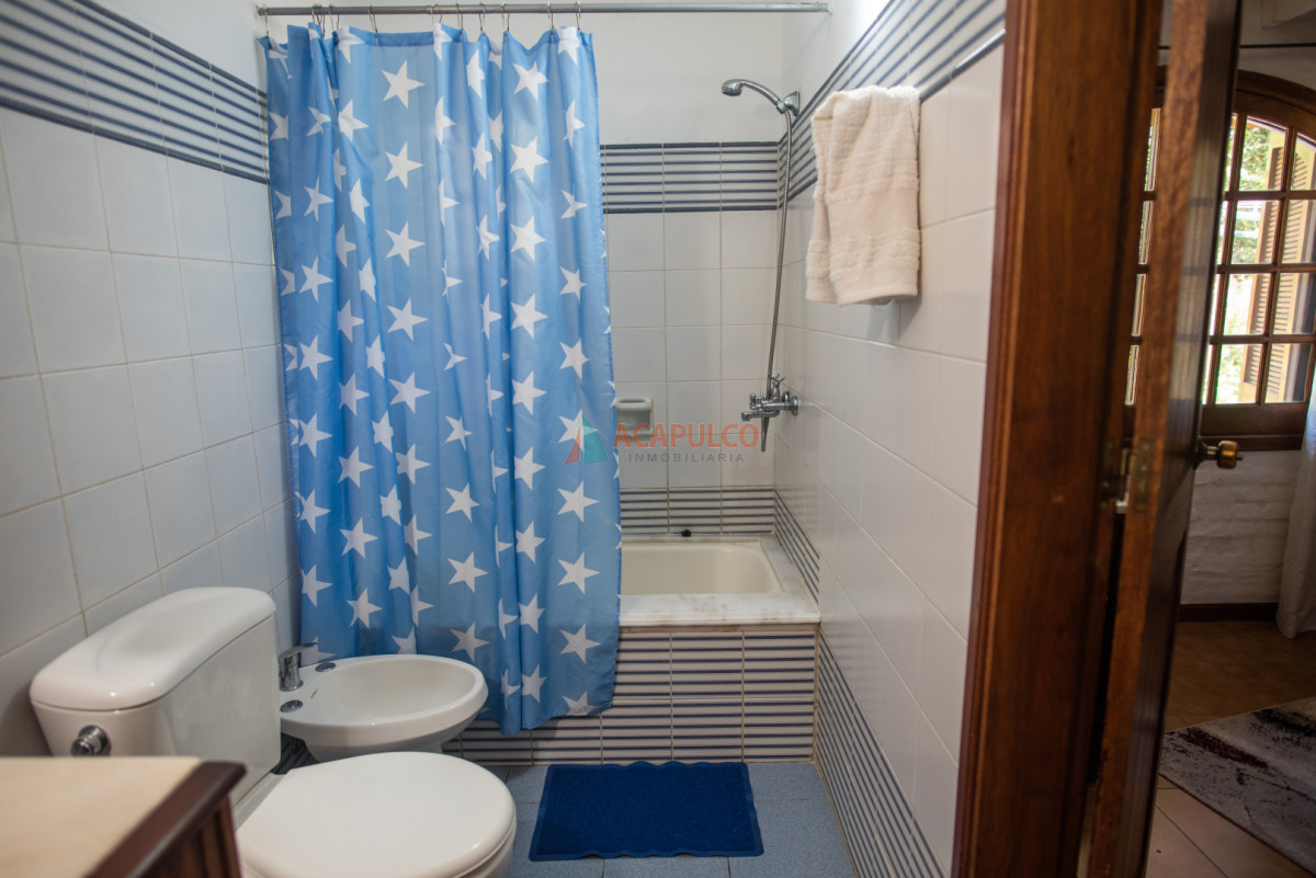 Apartamento ID.2610 - CASA EN VENTA 4 DORMITORIOS  Y DEPENDENCIA DE SERVICIO, PUNTA DEL ESTE