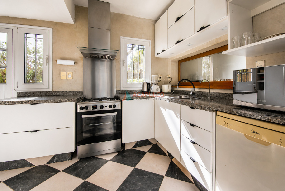 Casa ID.6529 - Venta casa 5 dormitorios, 4 baños en Carrasco, cancha de futbol, piscina, barbacoa, 4 cocheras