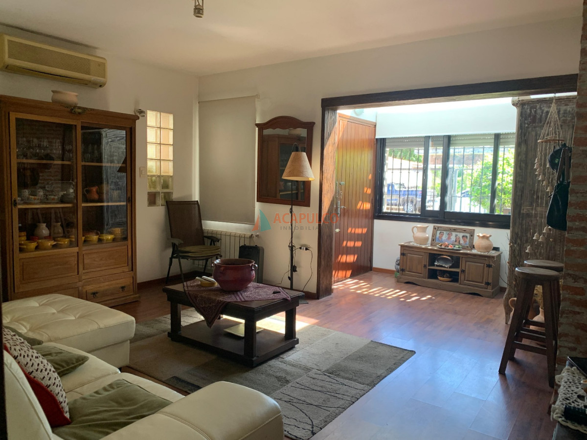 Casa Ref.4630 - Casa en Venta 4 Dormitorios, 3 baños, fondo con Piscina y Parrillero.