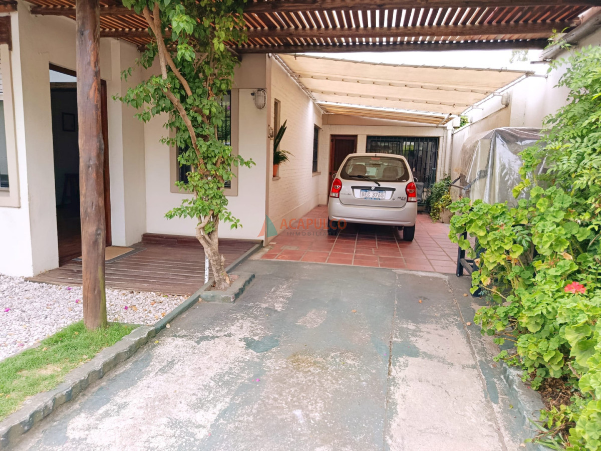 Casa ID.4630 - Casa en Venta 4 Dormitorios, 3 baños, fondo con Piscina y Parrillero.