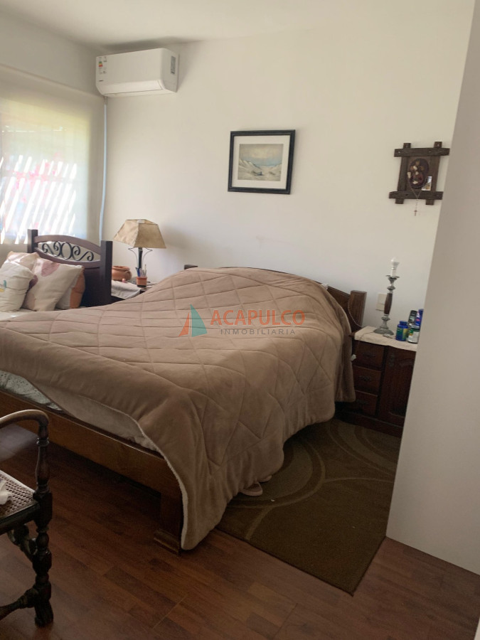Casa Ref.4630 - Casa en Venta 4 Dormitorios, 3 baños, fondo con Piscina y Parrillero.