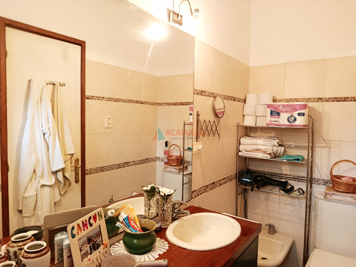 Casa ID.4630 - Casa en Venta 4 Dormitorios, 3 baños, fondo con Piscina y Parrillero.