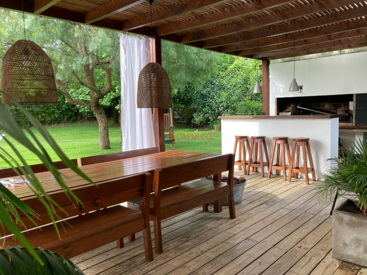Casa Ref.2272/BARRIO-ARBOLADA-3-dormitorios,-2-baños,-1-suite,-living-comedor,-cocina,-estacionamiento - BARRIO ARBOLADA 3 dormitorios, 2 baños, 1 suite, living comedor, cocina, estacionamiento.