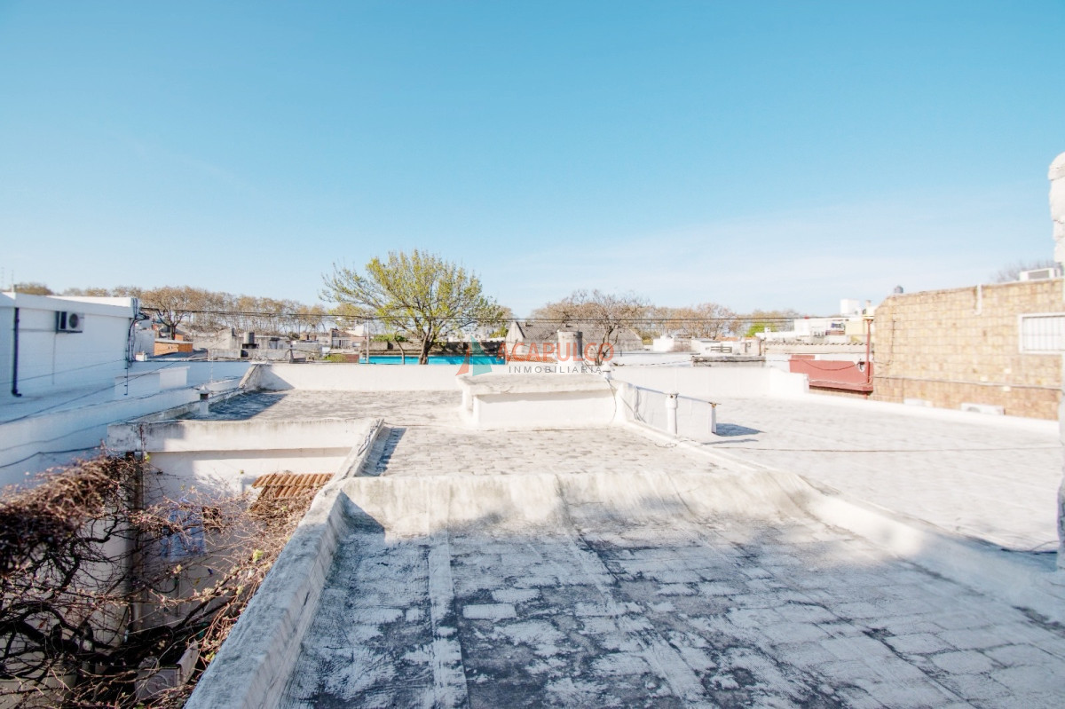 Casa Ref.6247 - Venta casa de 2 dormitorios con un apartamento de 2 dormitorios y cochera en la Blanqueada 