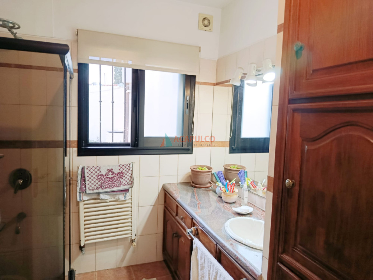 Casa ID.4630 - Casa en Venta 4 Dormitorios, 3 baños, fondo con Piscina y Parrillero.