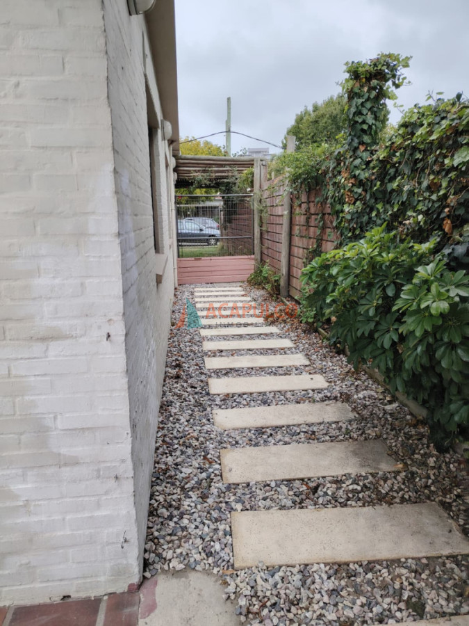 Casa ID.4630 - Casa en Venta 4 Dormitorios, 3 baños, fondo con Piscina y Parrillero.