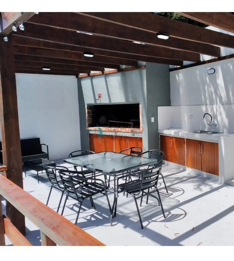 Casa Ref.4576 - Casa en Venta - Cantegril - Punta Este - 4 dormitorios y 3 baños - piscina climatizada 