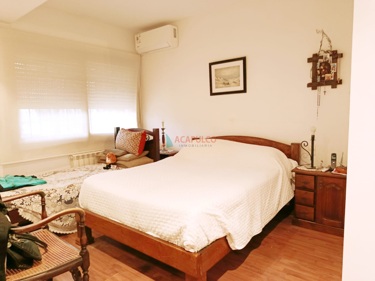 Casa ID.4630 - Casa en Venta 4 Dormitorios, 3 baños, fondo con Piscina y Parrillero.