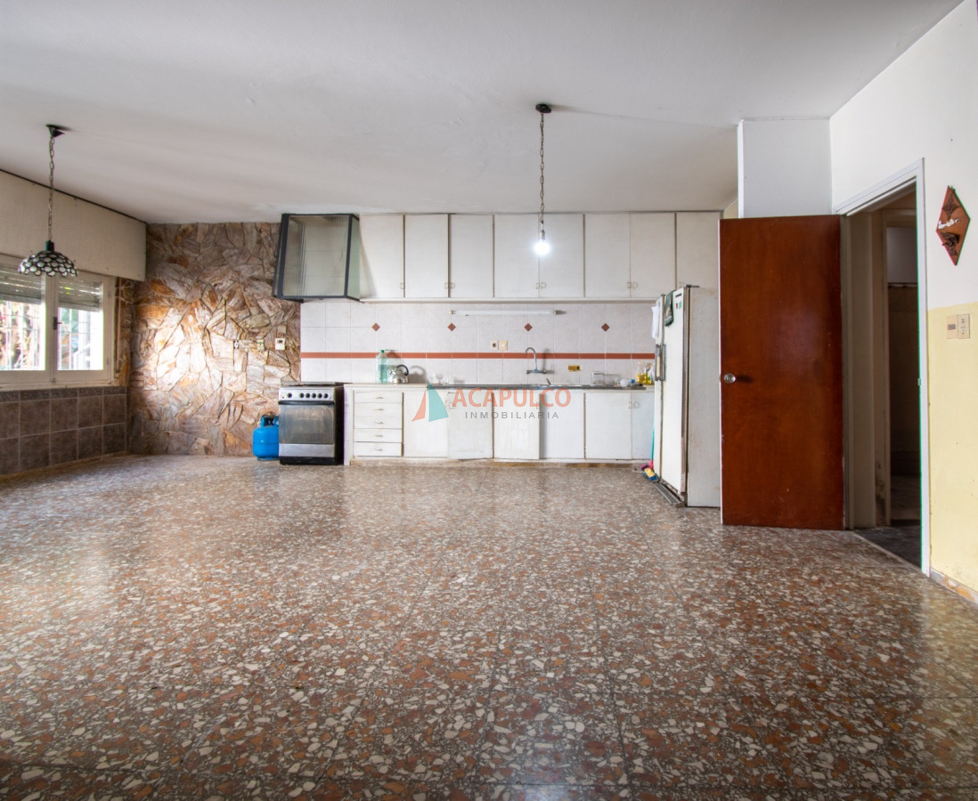 Casa ID.6094 - Venta casa 5 dormitorios fondo garaje en Pocitos a pasos del mar