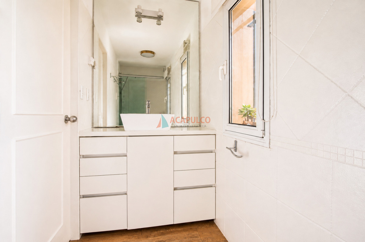 Casa ID.6529 - Venta casa 5 dormitorios, 4 baños en Carrasco, cancha de futbol, piscina, barbacoa, 4 cocheras