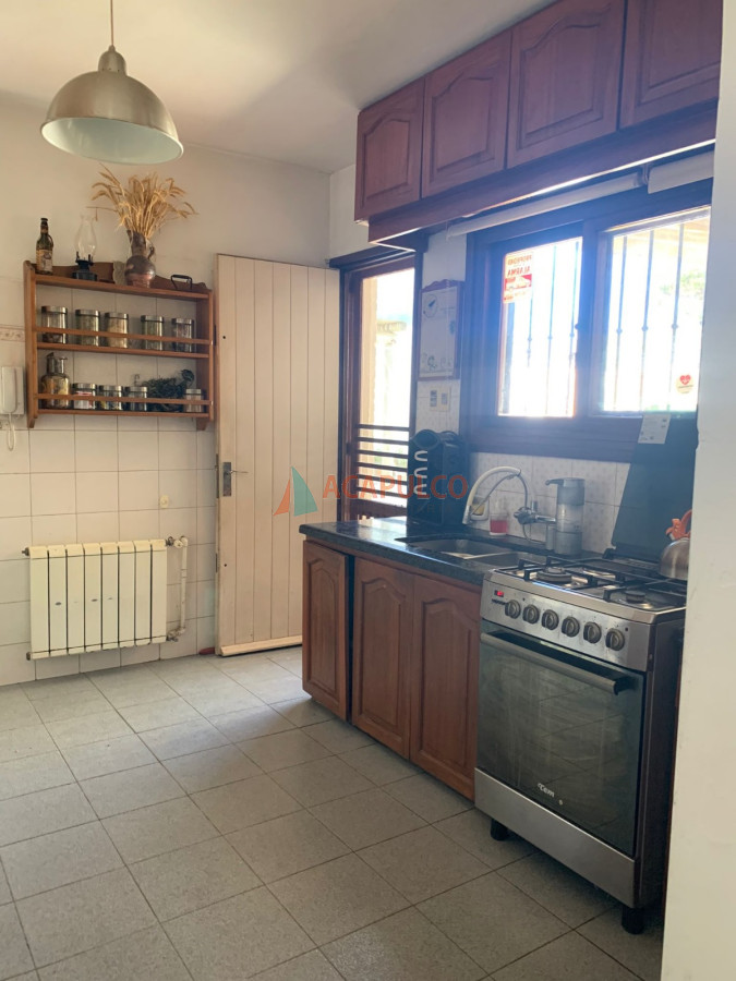 Casa Ref.4630 - Casa en Venta 4 Dormitorios, 3 baños, fondo con Piscina y Parrillero.