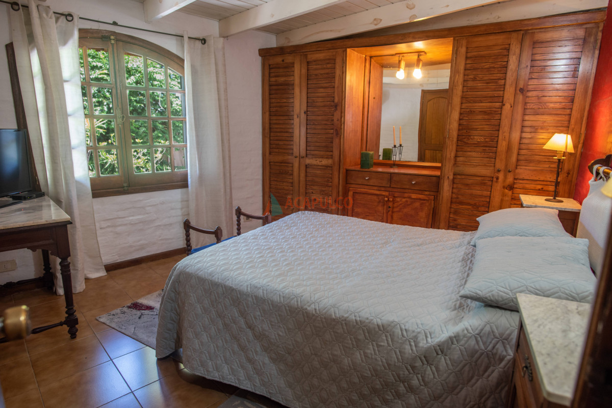 Apartamento ID.2610 - CASA EN VENTA 4 DORMITORIOS  Y DEPENDENCIA DE SERVICIO, PUNTA DEL ESTE