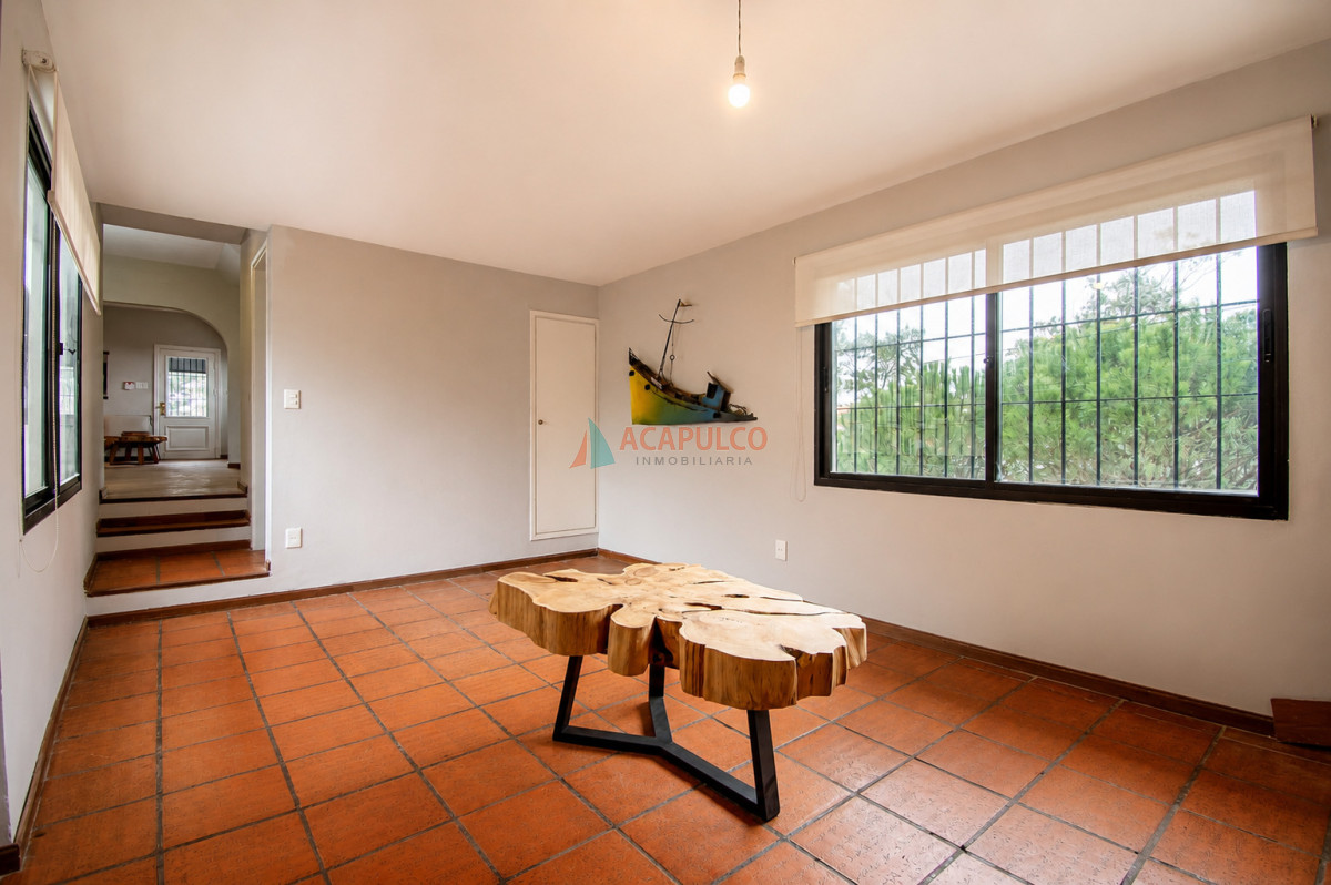 Casa ID.6515 - Alquiler casa 2 o 3 dormitorios en Carrasco, 2 cocheras, amoblada