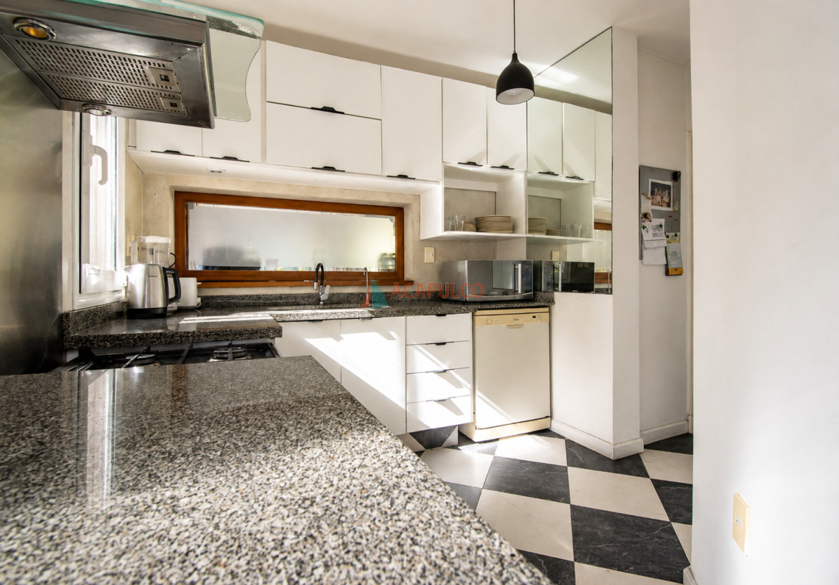 Casa ID.6529 - Venta casa 5 dormitorios, 4 baños en Carrasco, cancha de futbol, piscina, barbacoa, 4 cocheras