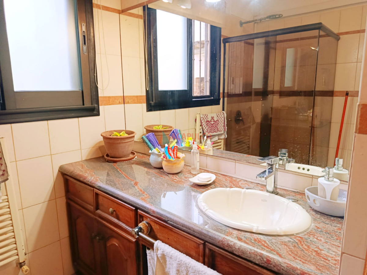 Casa ID.4630 - Casa en Venta 4 Dormitorios, 3 baños, fondo con Piscina y Parrillero.