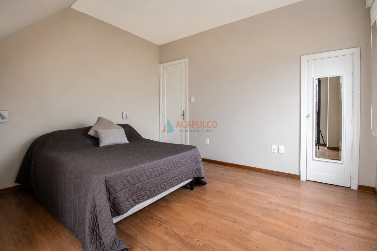 Casa ID.6515 - Alquiler casa 2 o 3 dormitorios en Carrasco, 2 cocheras, amoblada