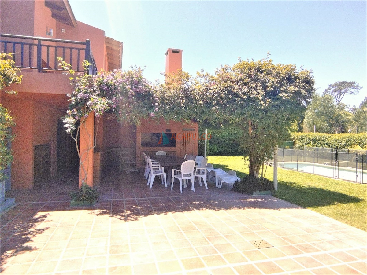 Alquiler Anual hermosa casa 3 Dormitorios + dependencia- Punta del Este - ACP4274C