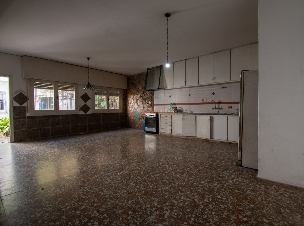 Casa ID.6094 - Venta casa 5 dormitorios fondo garaje en Pocitos a pasos del mar