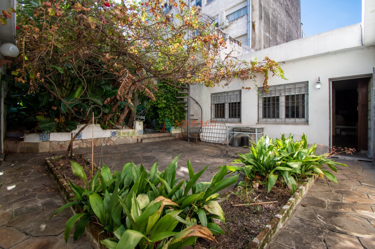 Casa ID.6094 - Venta casa 5 dormitorios fondo garaje en Pocitos a pasos del mar