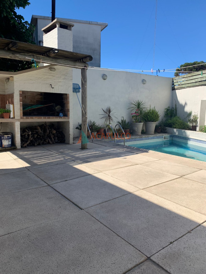 Casa Ref.4630 - Casa en Venta 4 Dormitorios, 3 baños, fondo con Piscina y Parrillero.
