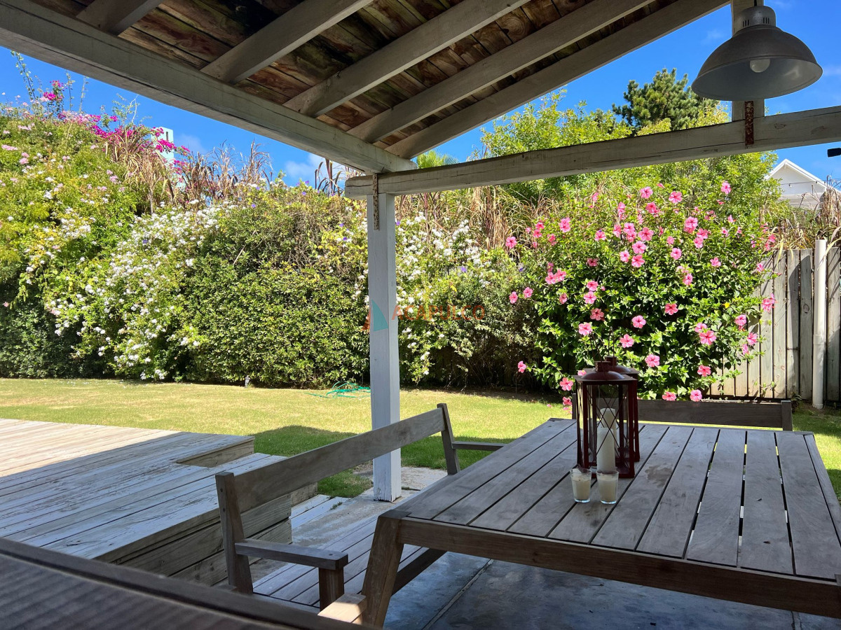 Apartamento ID.4702 - Casa en venta en La Barra frente al Mar 