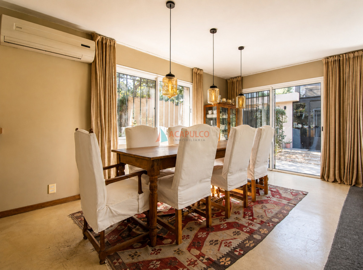 Casa ID.6529 - Venta casa 5 dormitorios, 4 baños en Carrasco, cancha de futbol, piscina, barbacoa, 4 cocheras