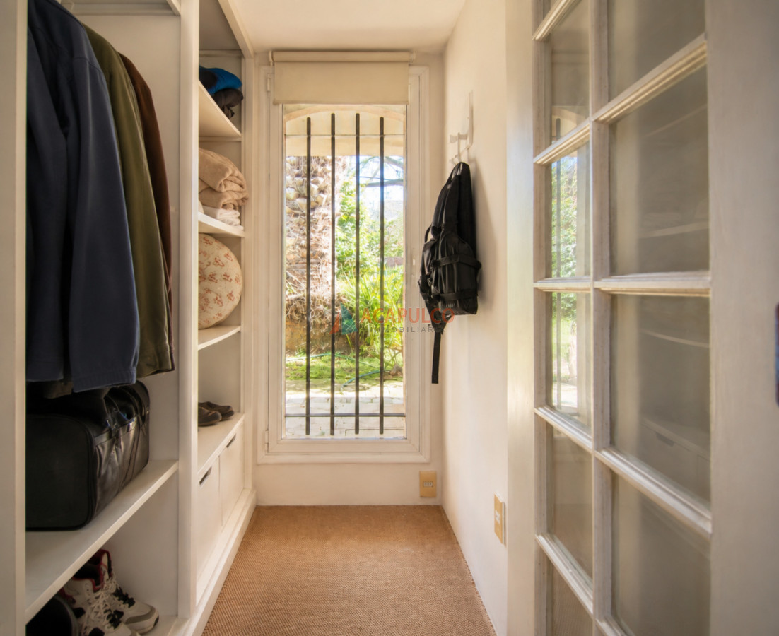Apartamento ID.6529 - Venta casa 5 dormitorios, 4 baños en Carrasco, cancha de futbol, piscina, barbacoa, 4 cocheras