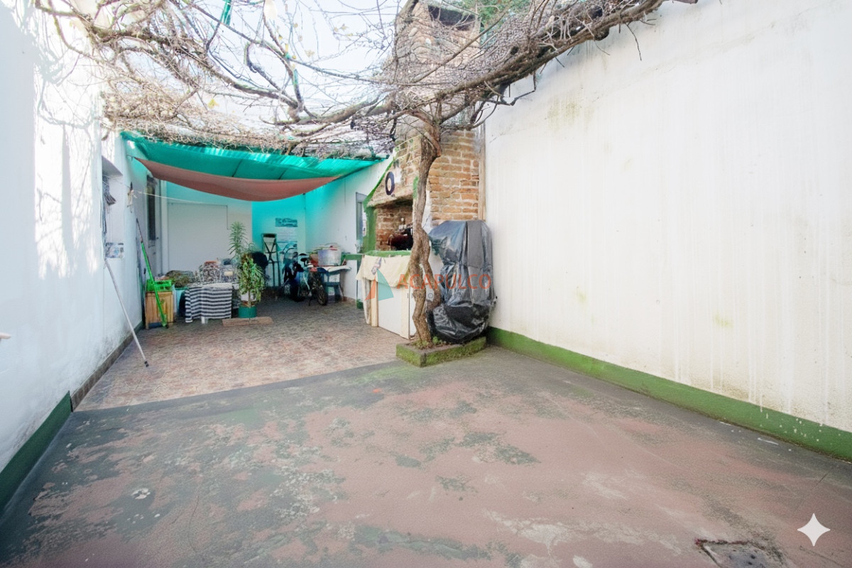 Casa Ref.6247 - Venta casa de 2 dormitorios con un apartamento de 2 dormitorios y cochera en la Blanqueada 