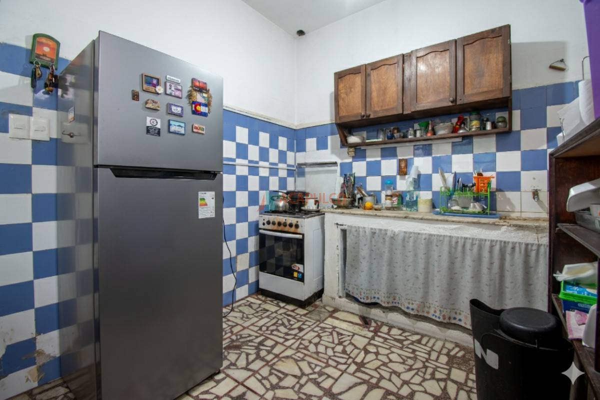 Casa Ref.6247 - Venta casa de 2 dormitorios con un apartamento de 2 dormitorios y cochera en la Blanqueada 