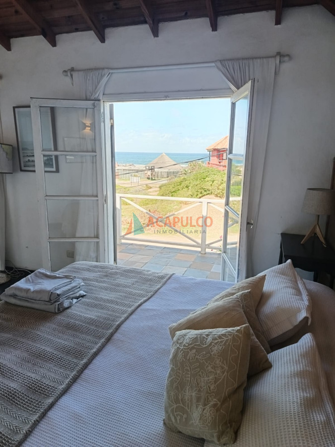 Apartamento ID.4702 - Casa en venta en La Barra frente al Mar 