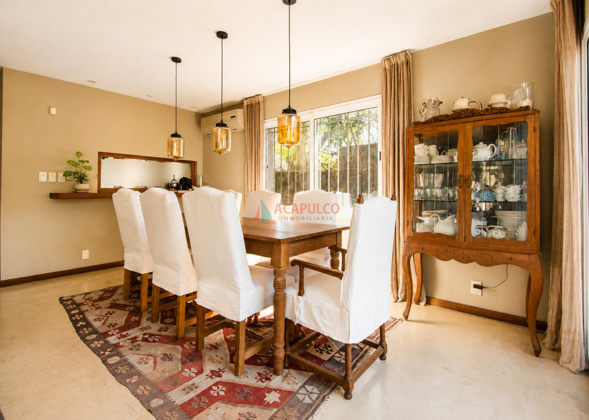 Casa ID.6529 - Venta casa 5 dormitorios, 4 baños en Carrasco, cancha de futbol, piscina, barbacoa, 4 cocheras