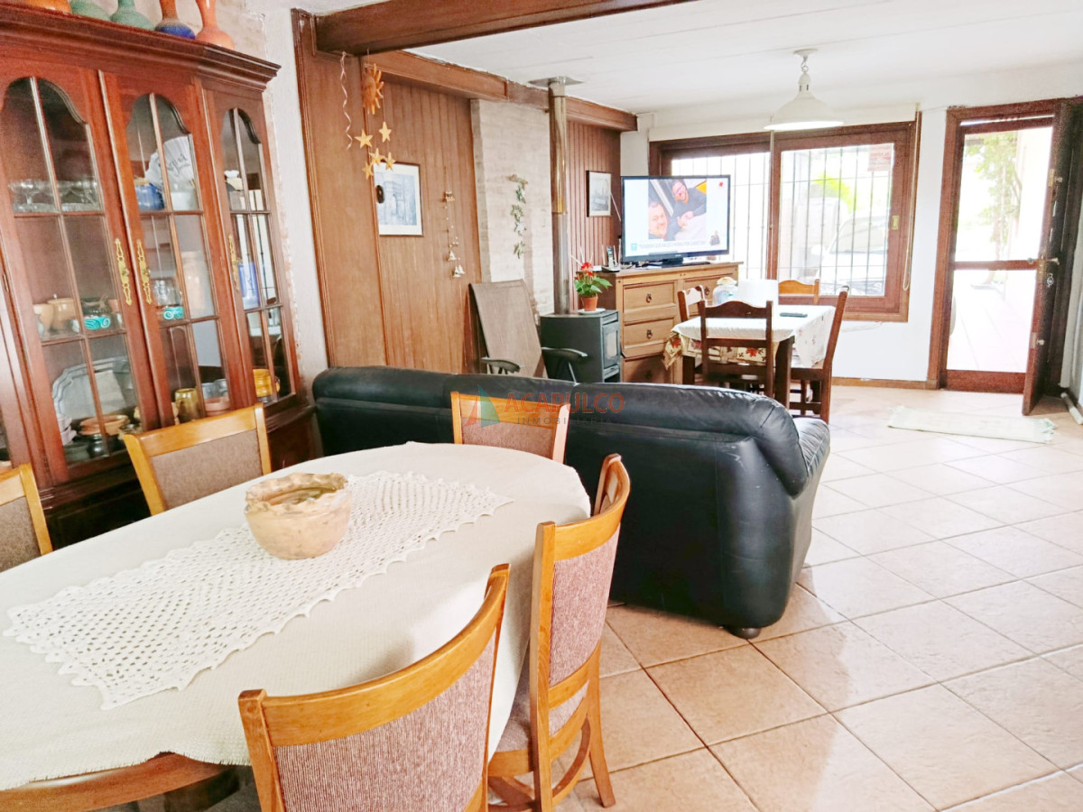Casa ID.4630 - Casa en Venta 4 Dormitorios, 3 baños, fondo con Piscina y Parrillero.
