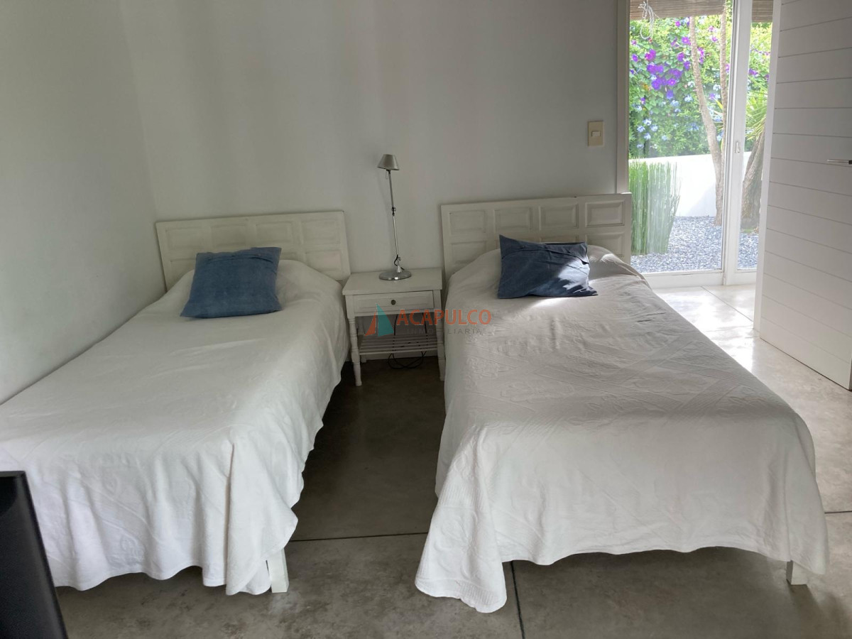 Casa Ref.2272/BARRIO-ARBOLADA-3-dormitorios,-2-baños,-1-suite,-living-comedor,-cocina,-estacionamiento - BARRIO ARBOLADA 3 dormitorios, 2 baños, 1 suite, living comedor, cocina, estacionamiento.