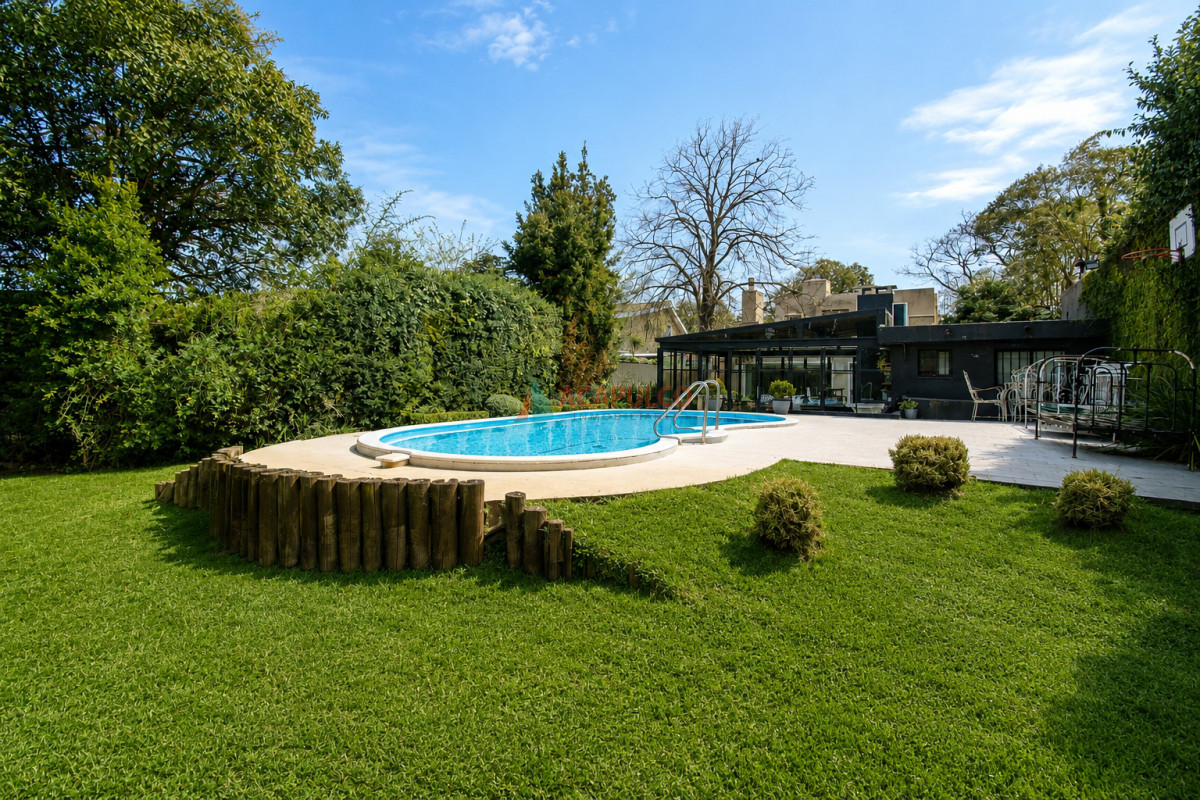 Casa ID.6529 - Venta casa 5 dormitorios, 4 baños en Carrasco, cancha de futbol, piscina, barbacoa, 4 cocheras