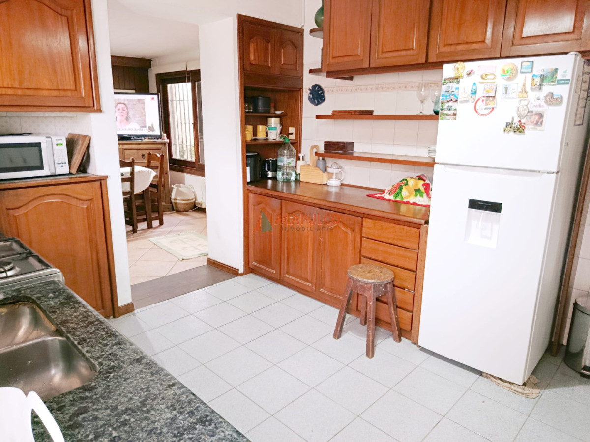 Casa ID.4630 - Casa en Venta 4 Dormitorios, 3 baños, fondo con Piscina y Parrillero.