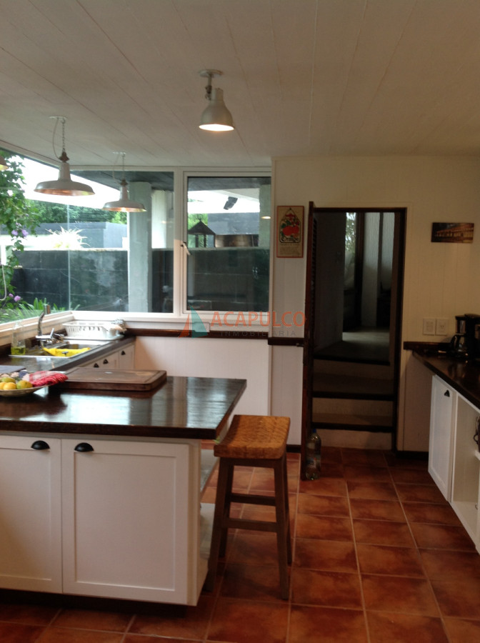 Casa ID.2321 - Casa en Venta - 5 Dormitorios + Dependencia - Punta del Este