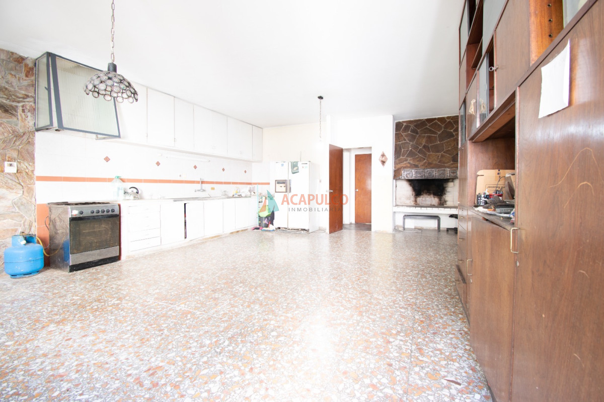 Casa ID.6094 - Venta casa 5 dormitorios fondo garaje en Pocitos a pasos del mar