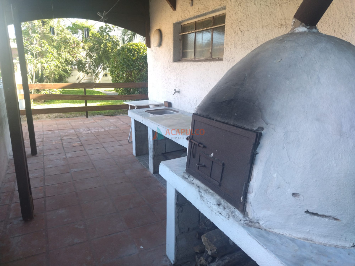 Casa ID.2433 - En Mansa a metros del mar, amplio.