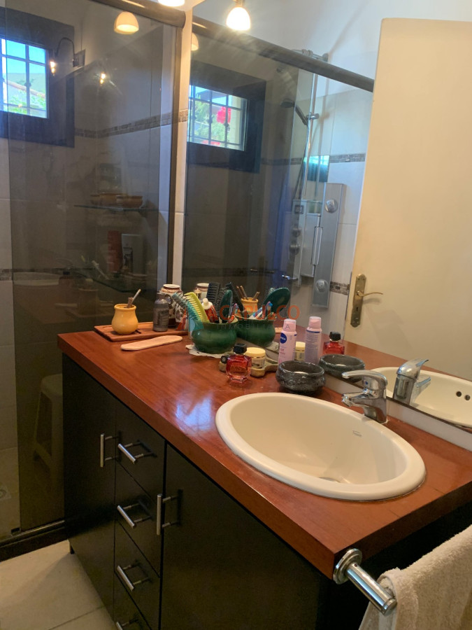 Casa Ref.4630 - Casa en Venta 4 Dormitorios, 3 baños, fondo con Piscina y Parrillero.